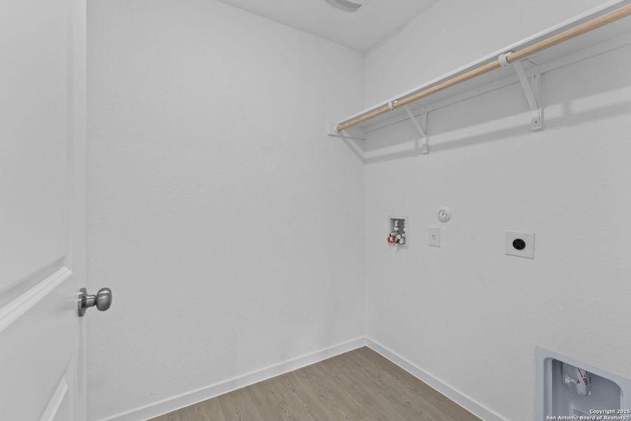 Spacious, unfurnished interior of a new home in Lodi Grove, Floresville (Image 22).