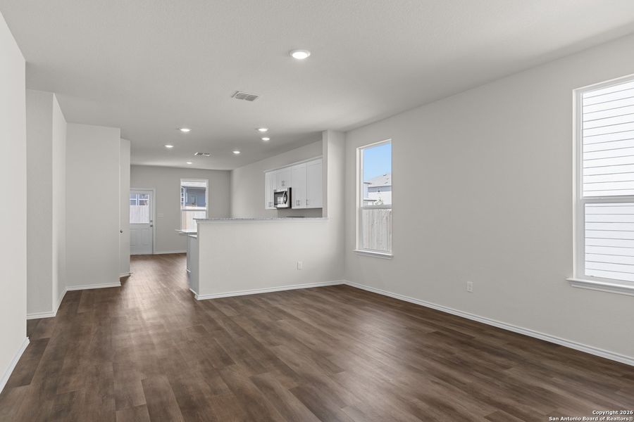 Spacious, unfurnished interior of a new home in Lily Springs, Seguin (Image 12).