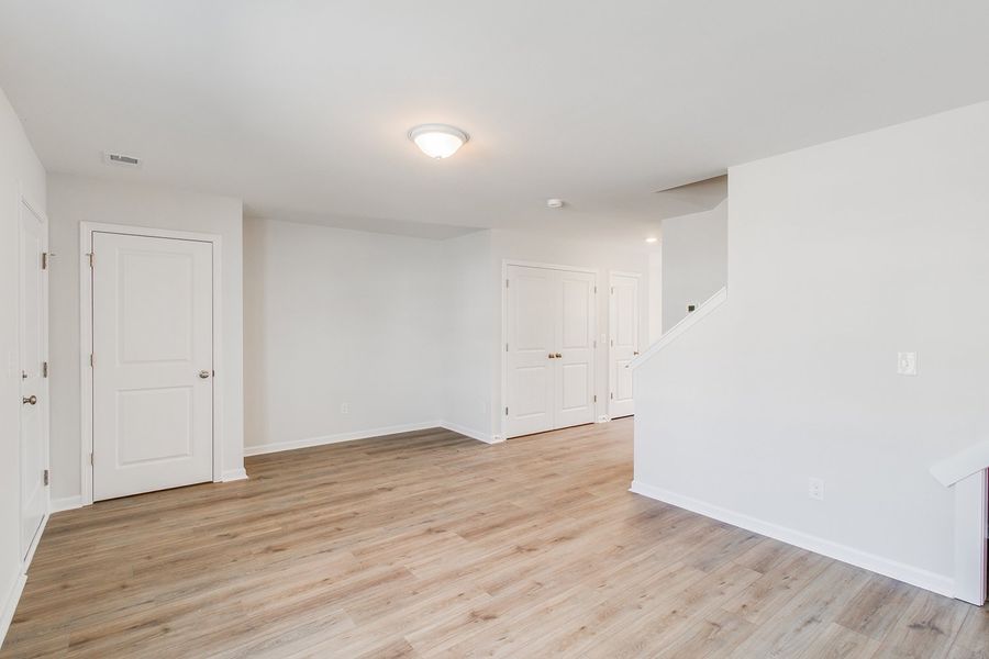 Spacious, unfurnished interior of a new home in Astoria, Columbia (Image 14).