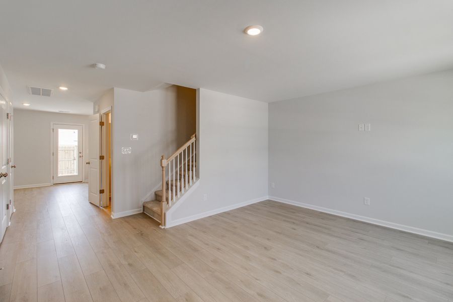 Spacious, unfurnished interior of a new home in Astoria, Columbia (Image 11).