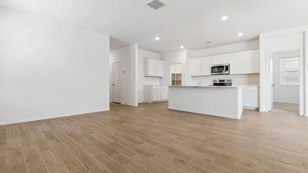 Spacious, unfurnished interior of a new home in Rio Rancho Estates, Wittmann (Image 12).