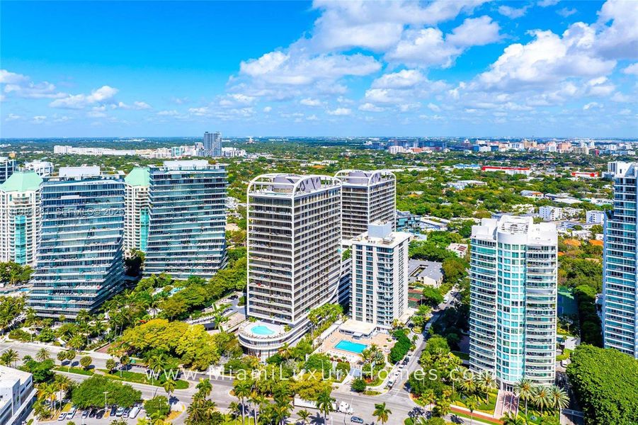 Condo located in Miami, FL showcasing its design and architecture (Image 28).