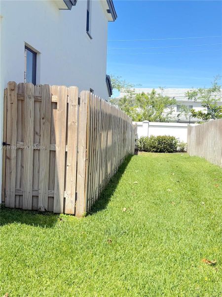 Exterior details and patio area of a home in , Dania Beach (Image 30).