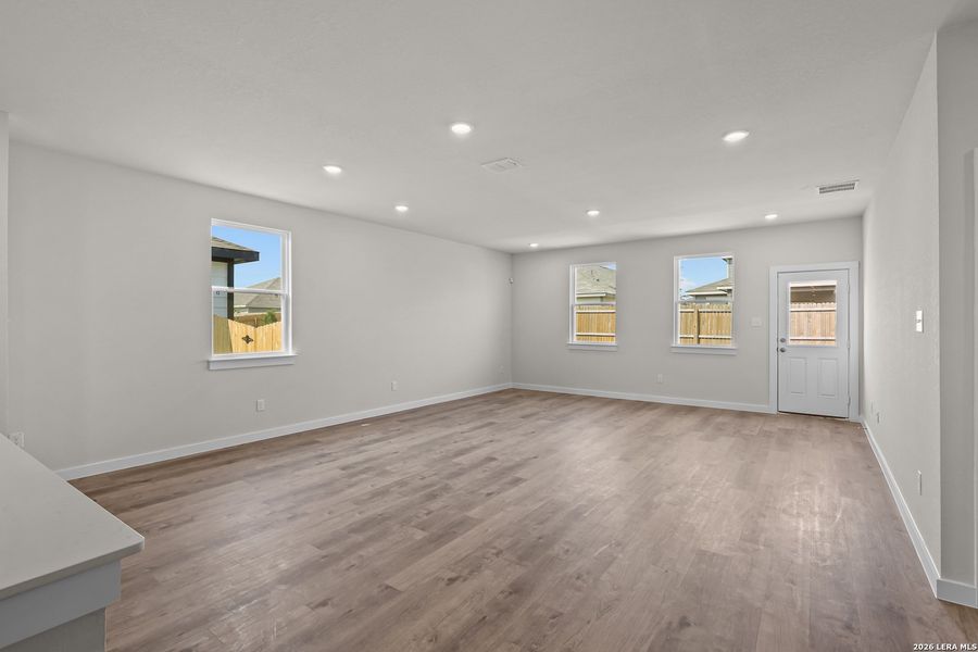 Spacious, unfurnished interior of a new home in Hiddenbrooke, Seguin (Image 18).