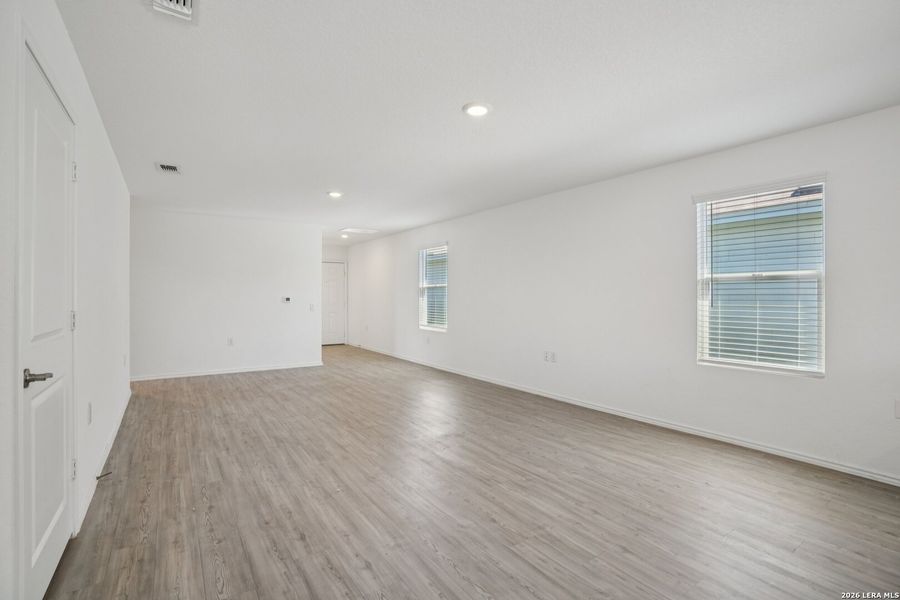 Spacious, unfurnished interior of a new home in Valle Sol, Von Ormy (Image 18).