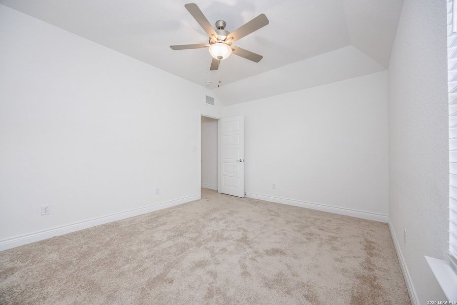 Spacious, unfurnished interior of a new home in Bison Ridge, San Antonio (Image 36).