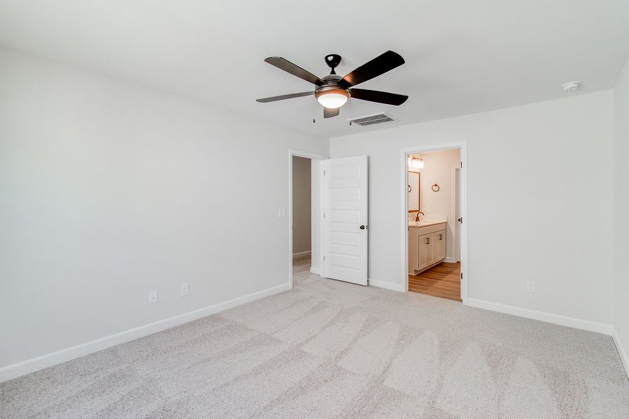 Spacious, unfurnished interior of a new home in Pebble Branch, Chapin (Image 35).