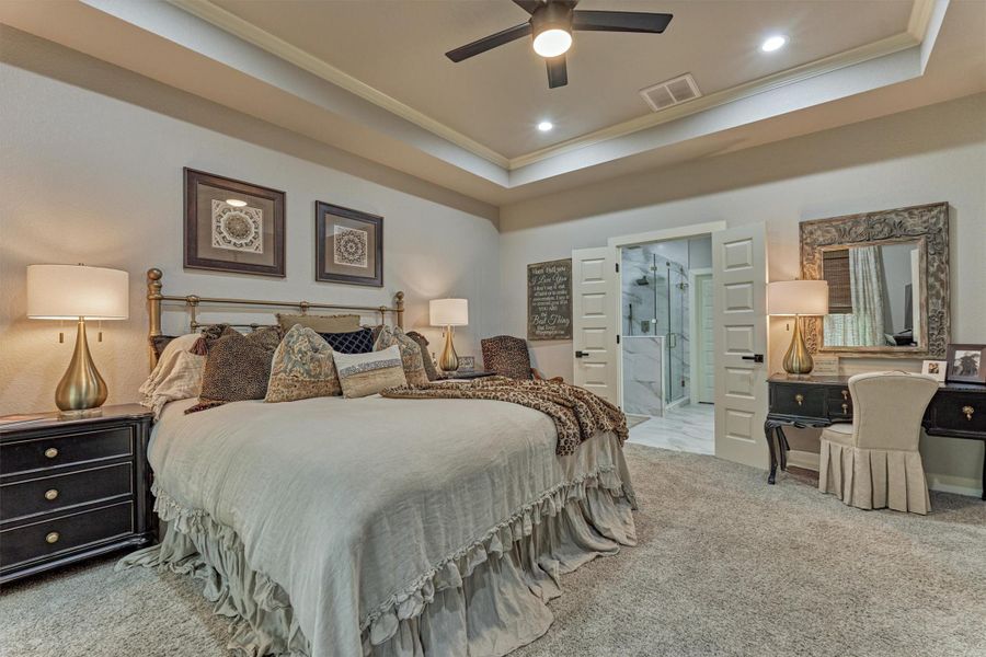 Seamlessly connecting to the spa-inspired ensuite bath for the ultimate retreat. Seamlessly connecting to the spa-inspired ensuite bath for the ultimate retreat.