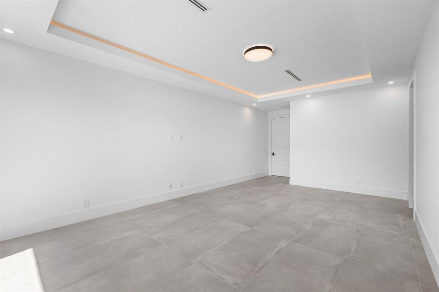 Spacious, unfurnished interior of a new home in , Pompano Beach (Image 18).
