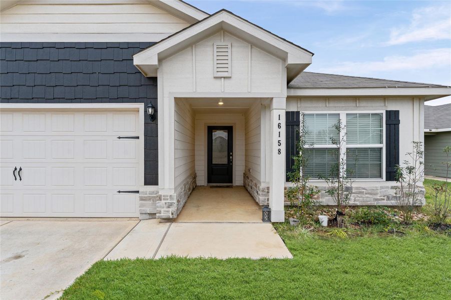 Exterior details and patio area of a home in Sweetwater Ridge, Conroe (Image 3). Exterior details and patio area of a home in Sweetwater Ridge, Conroe (Image 3).