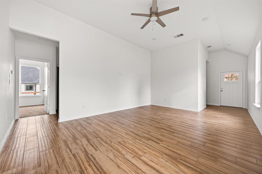 Spacious, unfurnished interior of a new home in , Hempstead (Image 33).