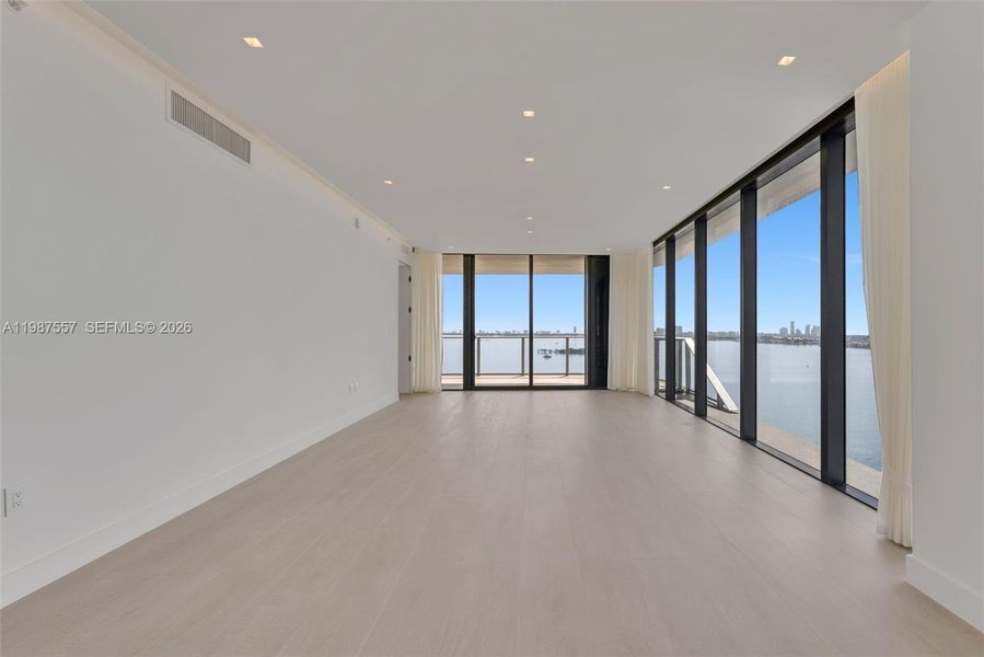Spacious, unfurnished interior of a new home in Aria Reserve, Miami (Image 32).