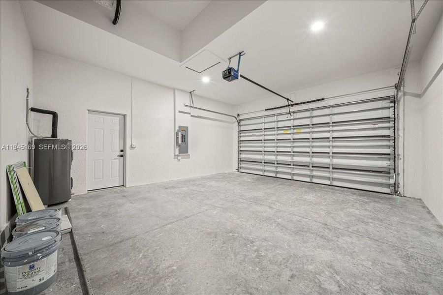Spacious, unfurnished interior of a new home in , Lehigh Acres (Image 32).