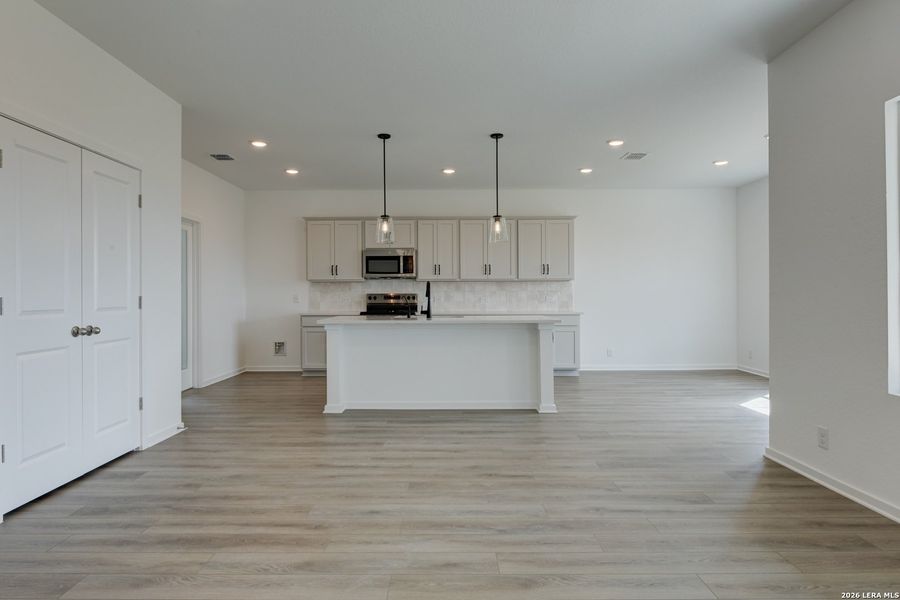 Spacious, unfurnished interior of a new home in Hennersby Hollow, San Antonio (Image 15).
