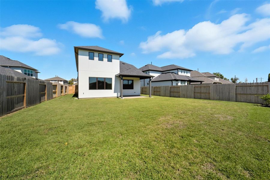 Exterior details and patio area of a home in Sienna 40', Missouri City (Image 19). Exterior details and patio area of a home in Sienna 40', Missouri City (Image 19).