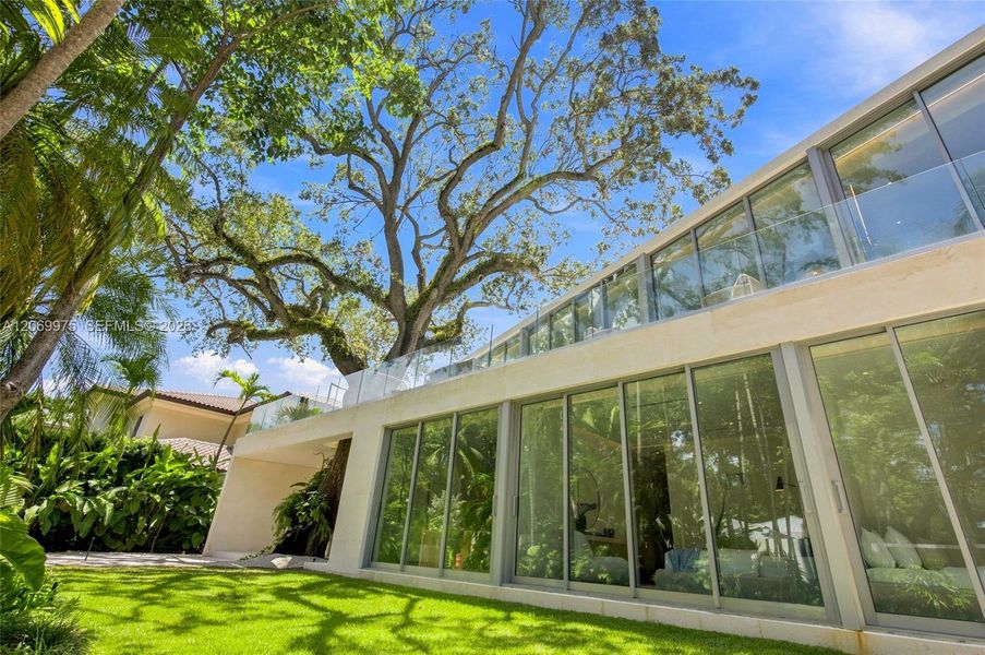 Exterior details and patio area of a home in , Miami (Image 28).