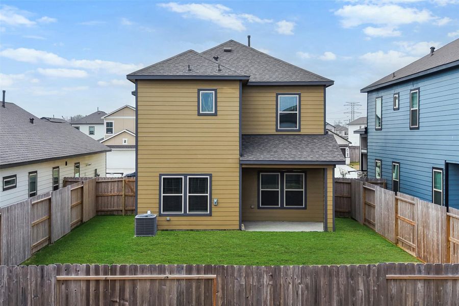 Exterior details and patio area of a home in Glendale Lakes, Arcola (Image 4).