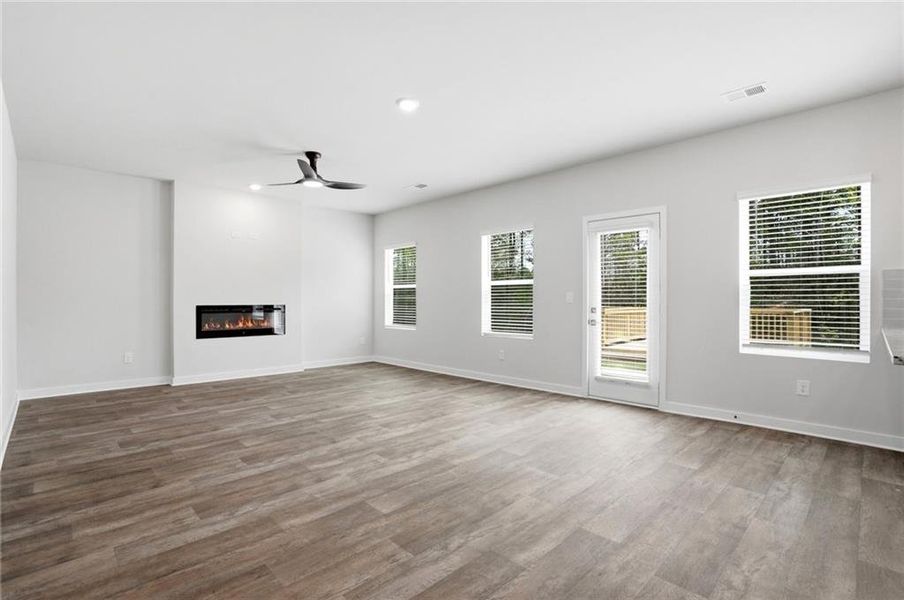 Spacious, unfurnished interior of a new home in Creekbend Overlook, South Fulton (Image 14).