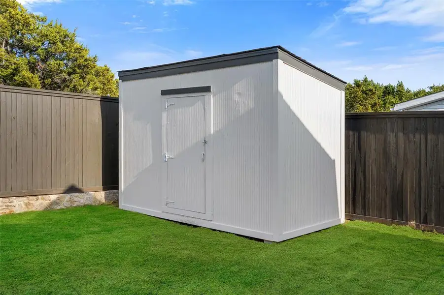 Exterior details and patio area of a home in , Granbury (Image 4).