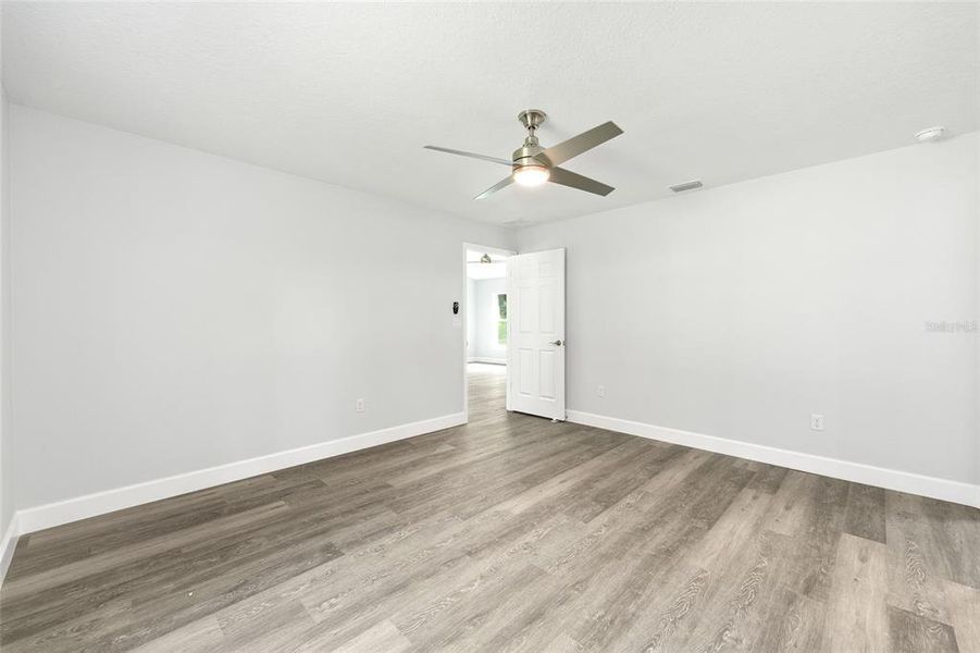 Spacious, unfurnished interior of a new home in , Ocala (Image 9).