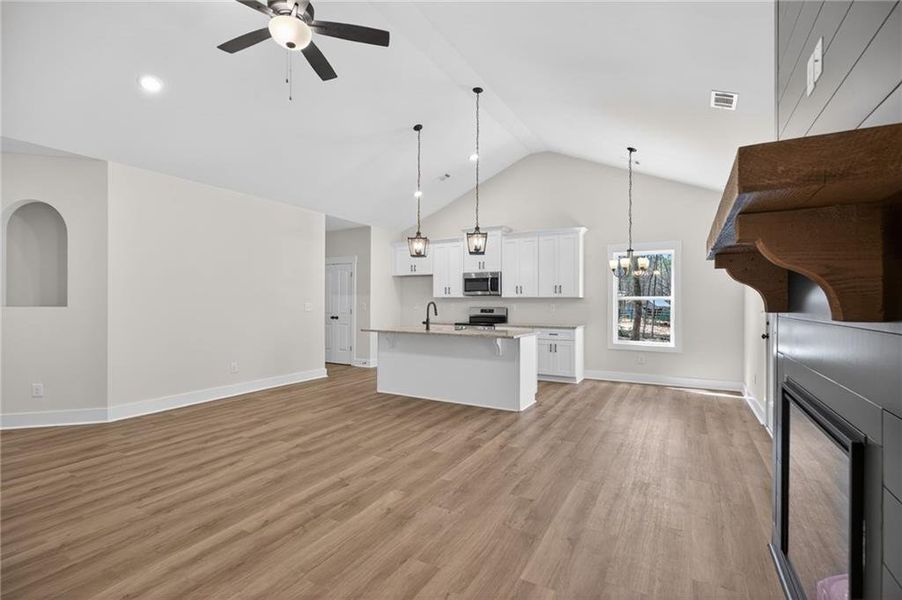 Spacious, unfurnished interior of a new home in , Silver Creek (Image 29).