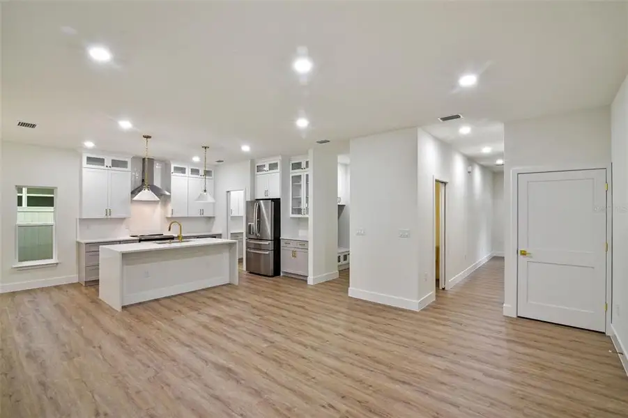 Spacious, unfurnished interior of a new home in , Orlando (Image 21).