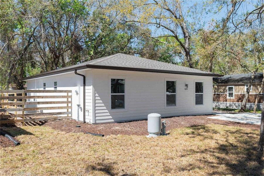 Exterior details and patio area of a home in , New Port Richey (Image 3).