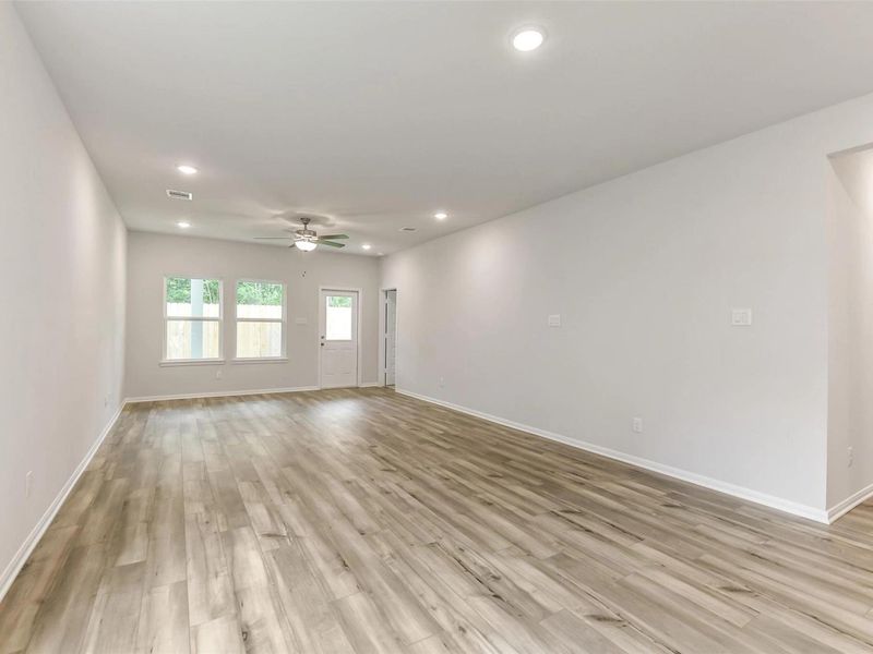 Spacious, unfurnished interior of a new home in Caney Creek Place, Conroe (Image 13).