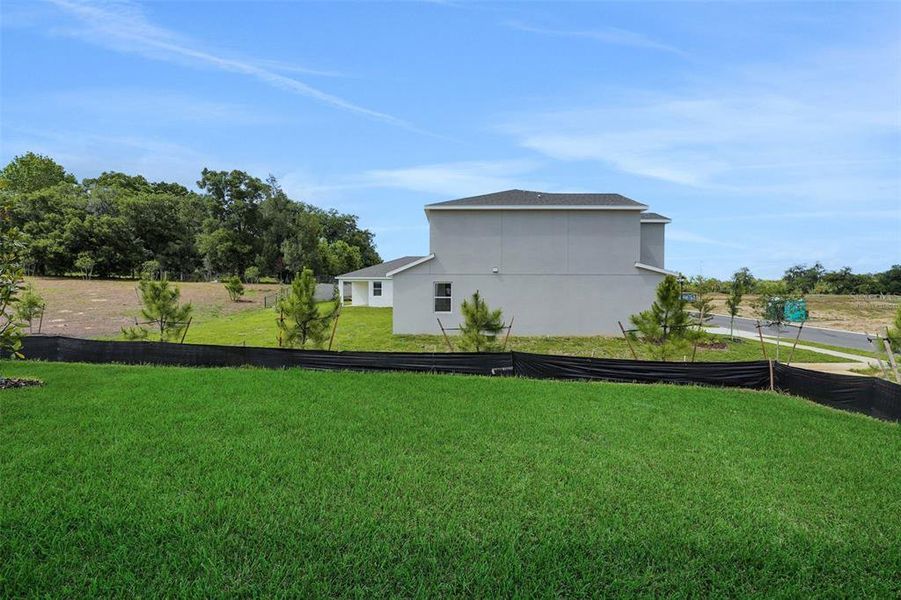 Exterior details and patio area of a home in Tuscan Hills, Dade City (Image 3).