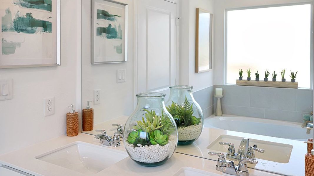 3033 Aplin Owners Bath 1of2 F1