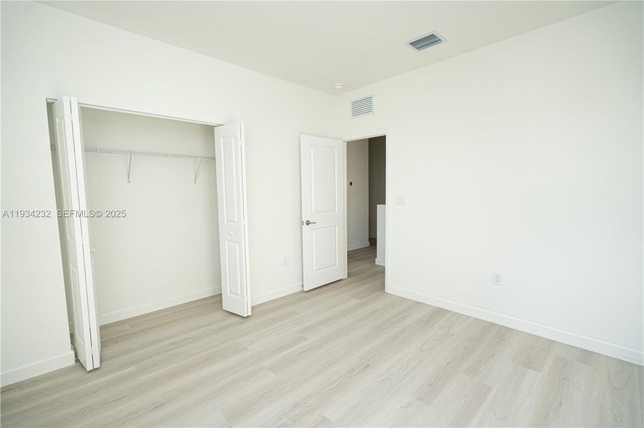 Spacious, unfurnished interior of a new home in Acacia Groves, Miami (Image 35).
