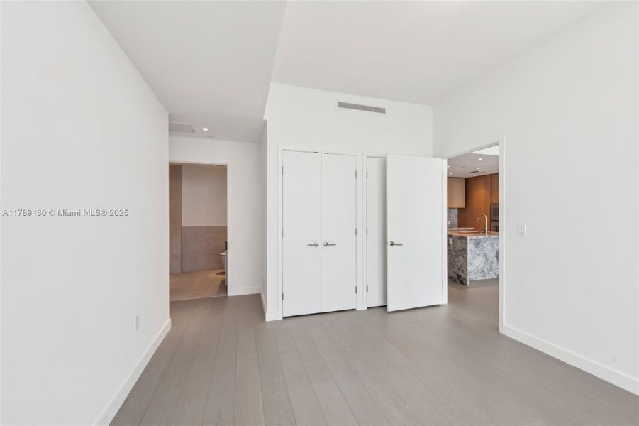 Spacious, unfurnished interior of a new home in Five Park, Miami Beach (Image 21).