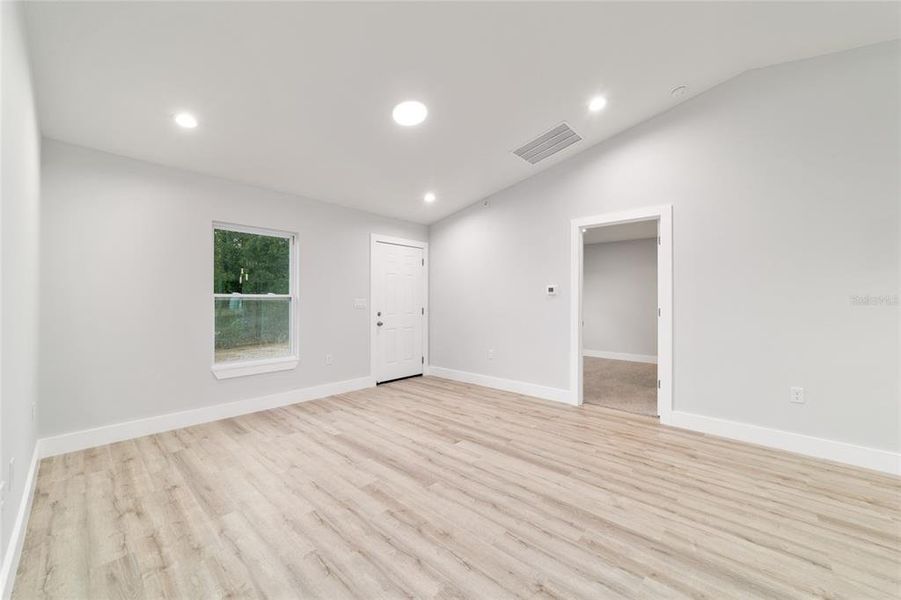 Spacious, unfurnished interior of a new home in , Dunnellon (Image 12).