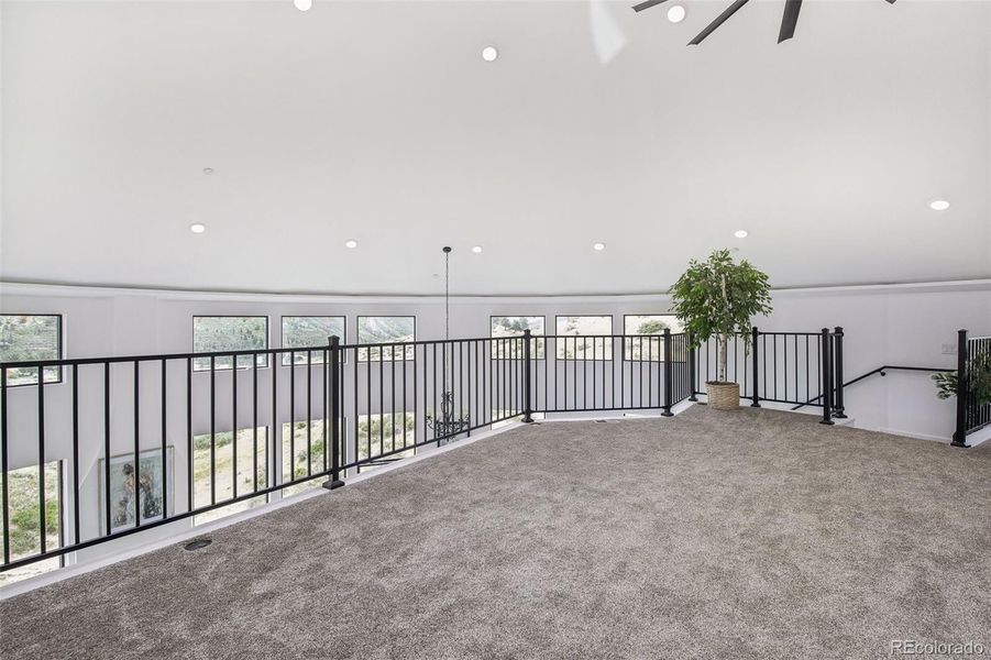 Spacious, unfurnished interior of a new home in , Lyons (Image 19).