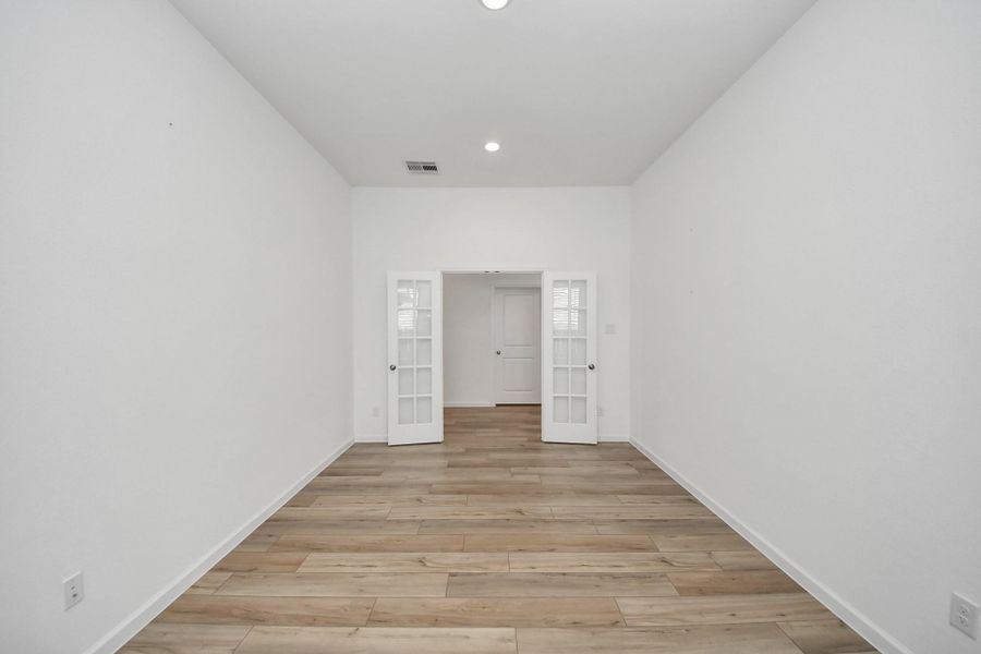 Spacious, unfurnished interior of a new home in Tavola: Fairway Collection, New Caney (Image 23).