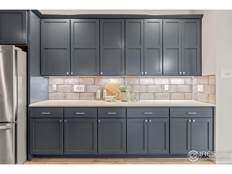 Custom cabinetry with 42" uppers w/ soft-close doors & drawers