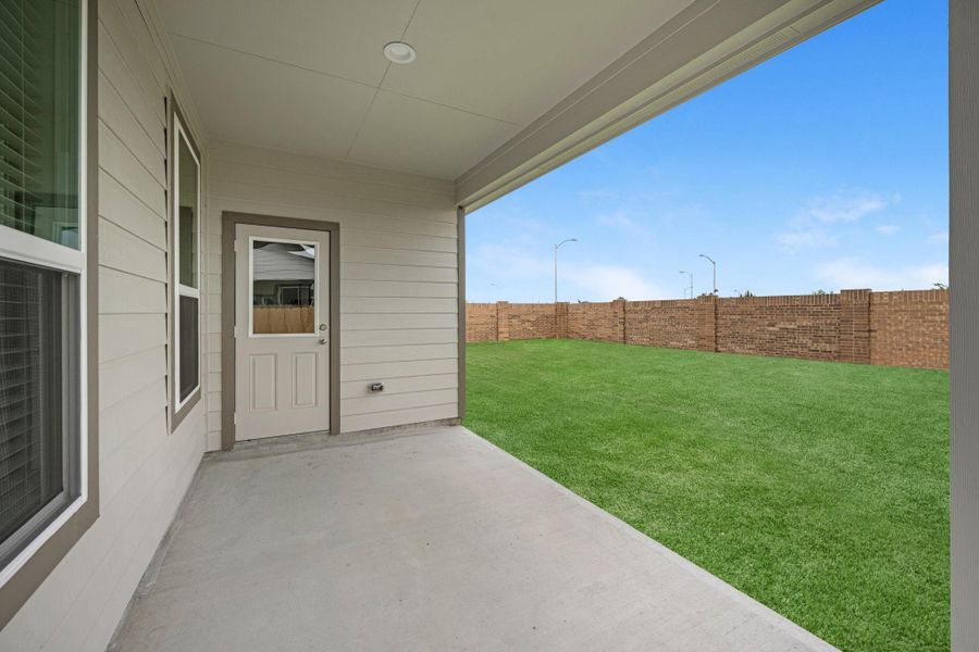 Exterior details and patio area of a home in Briarwood Crossing, Rosenberg (Image 3).