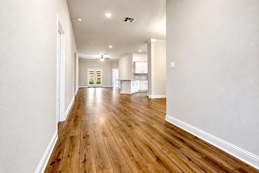 Spacious, unfurnished interior of a new home in Lago Mar, Texas City (Image 19).