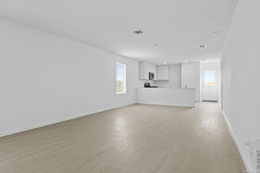 Spacious, unfurnished interior of a new home in Spring Grove, St. Hedwig (Image 14).