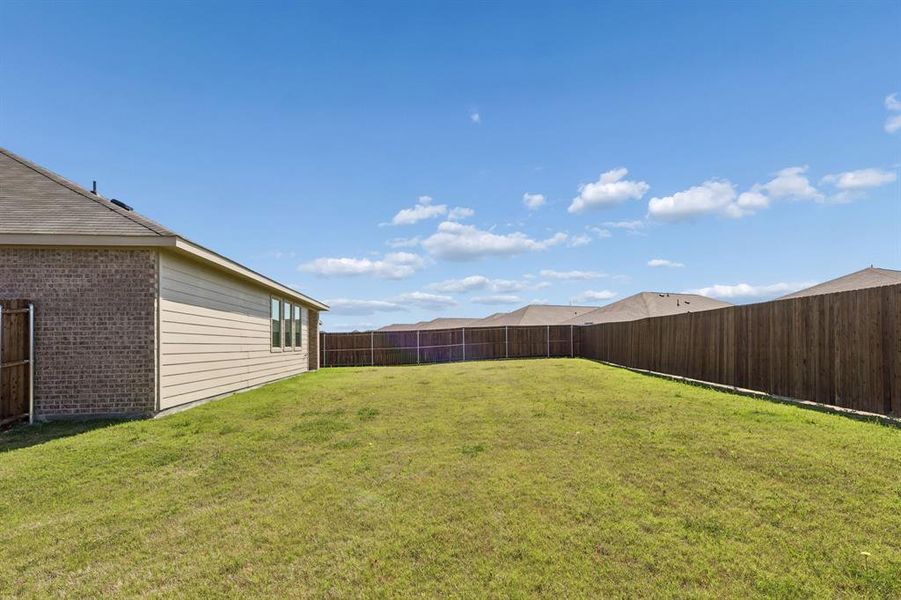 Exterior details and patio area of a home in Eastland, Crandall (Image 3).