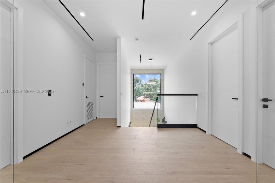 Spacious, unfurnished interior of a new home in , Fort Lauderdale (Image 21).