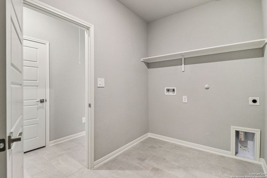 Spacious, unfurnished interior of a new home in Arcadia Ridge - Classic Series, San Antonio (Image 31).