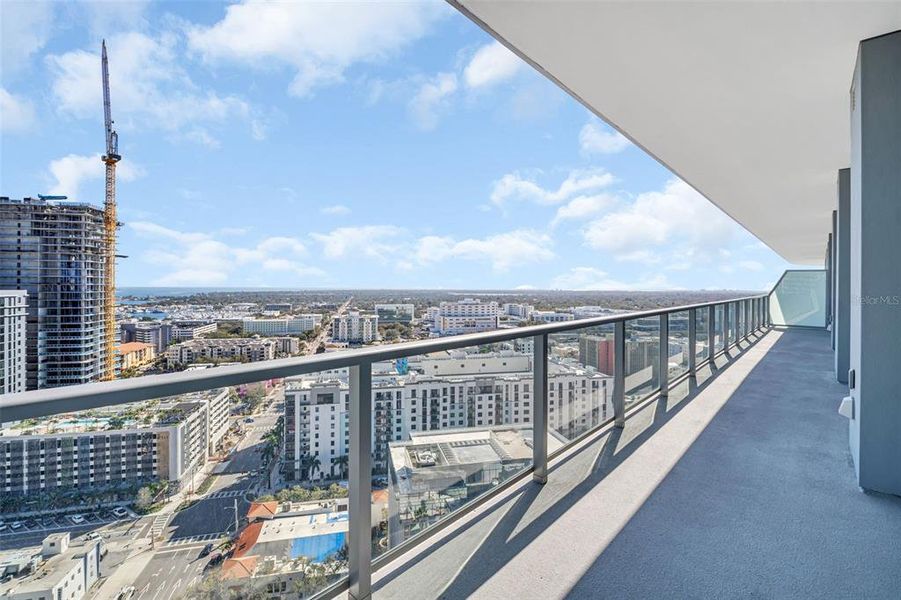 Condo located in St. Petersburg, FL showcasing its design and architecture (Image 28).