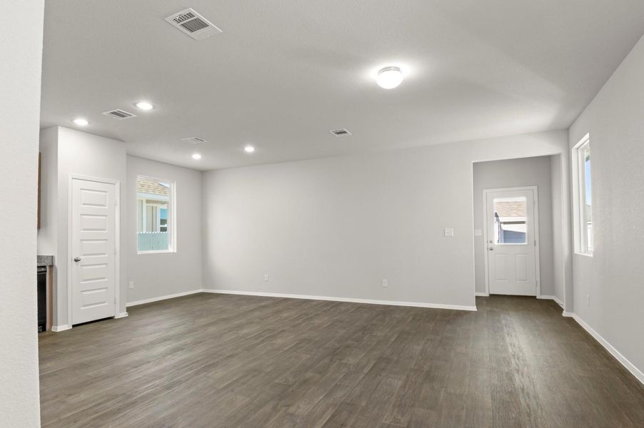 Spacious, unfurnished interior of a new home in Harvest Ridge, Elgin (Image 18).