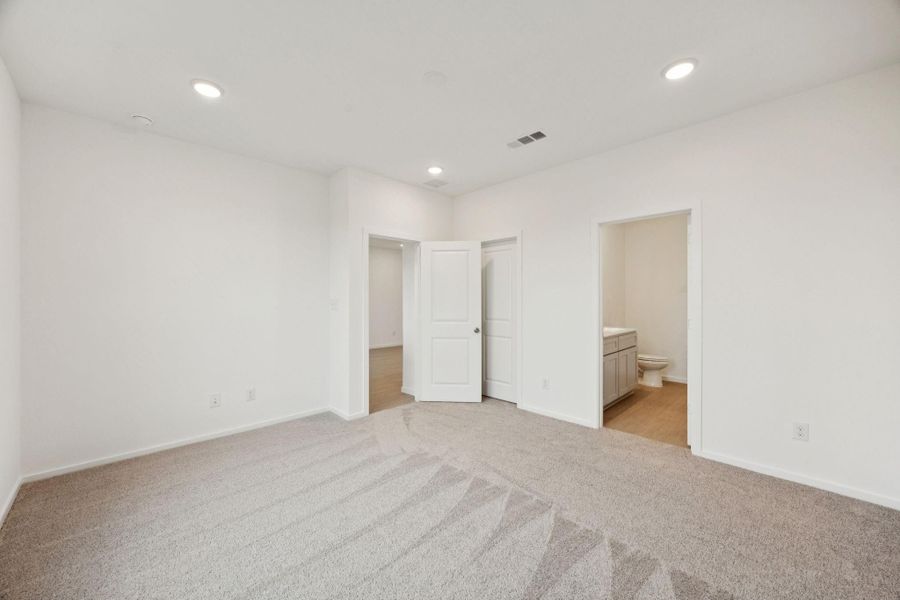 Spacious, unfurnished interior of a new home in Montgomery Bend, Montgomery (Image 17).