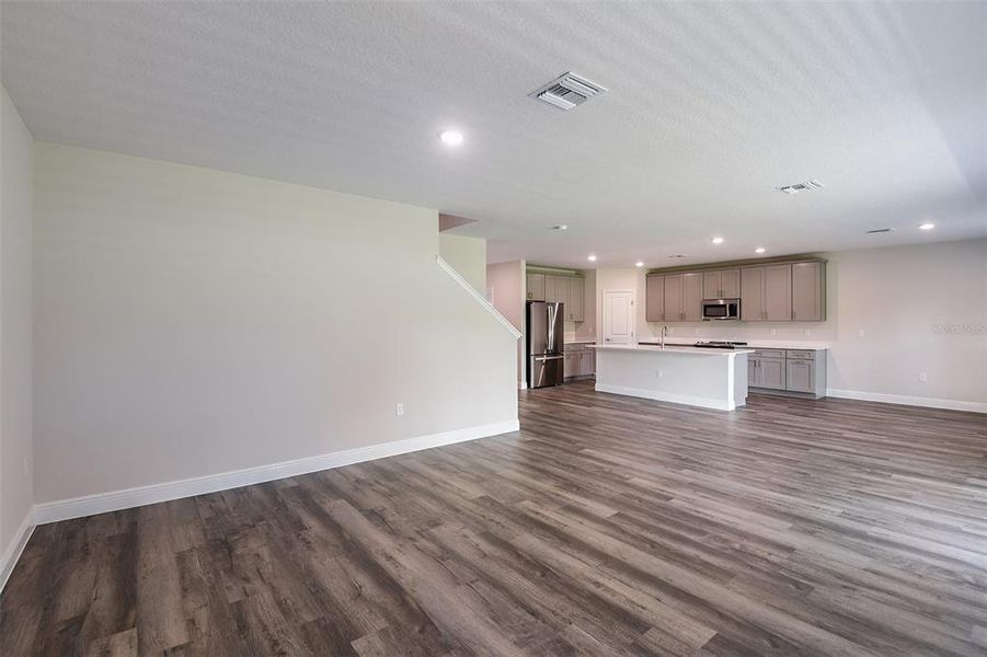 Spacious, unfurnished interior of a new home in Pasadena Landing, Wesley Chapel (Image 10).