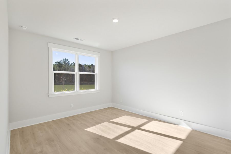 Spacious, unfurnished interior of a new home in Sheep Island, Summerville (Image 15).