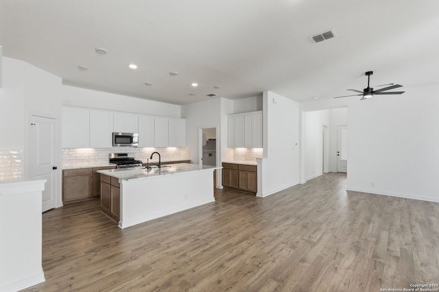 Spacious, unfurnished interior of a new home in The Crossvine – Garden Homes, Schertz (Image 25).