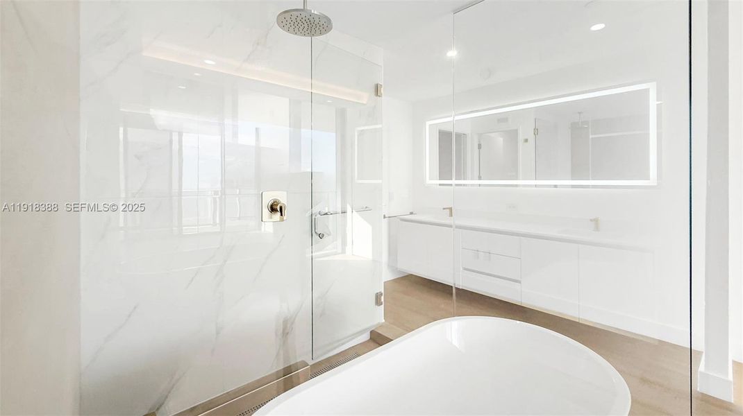 Spacious, unfurnished interior of a new home in Aria Reserve, Miami (Image 18).