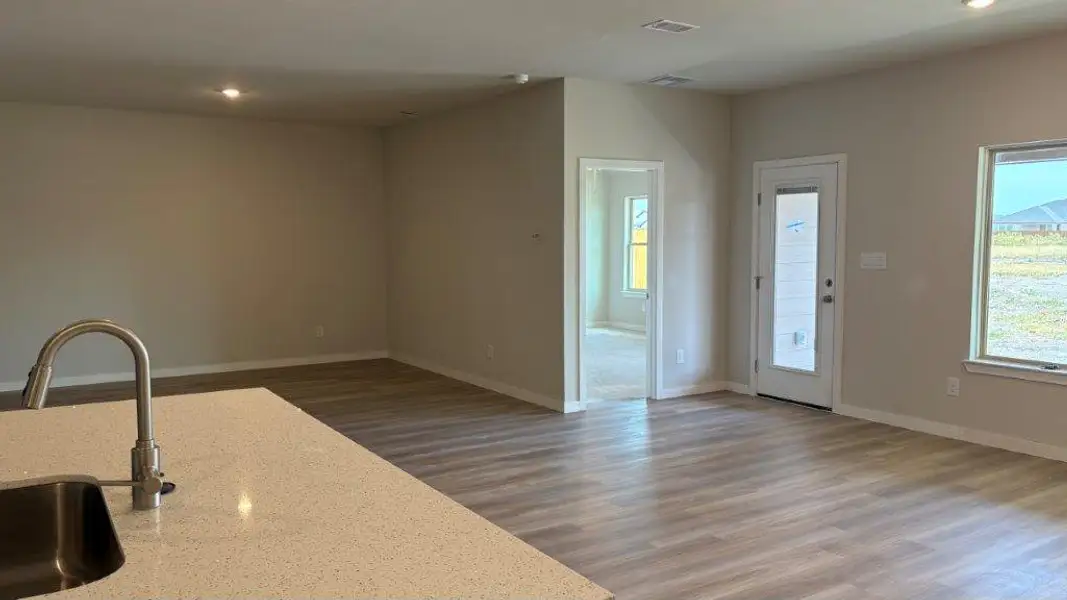 Spacious, unfurnished interior of a new home in King's Landing, Corpus Christi (Image 6).